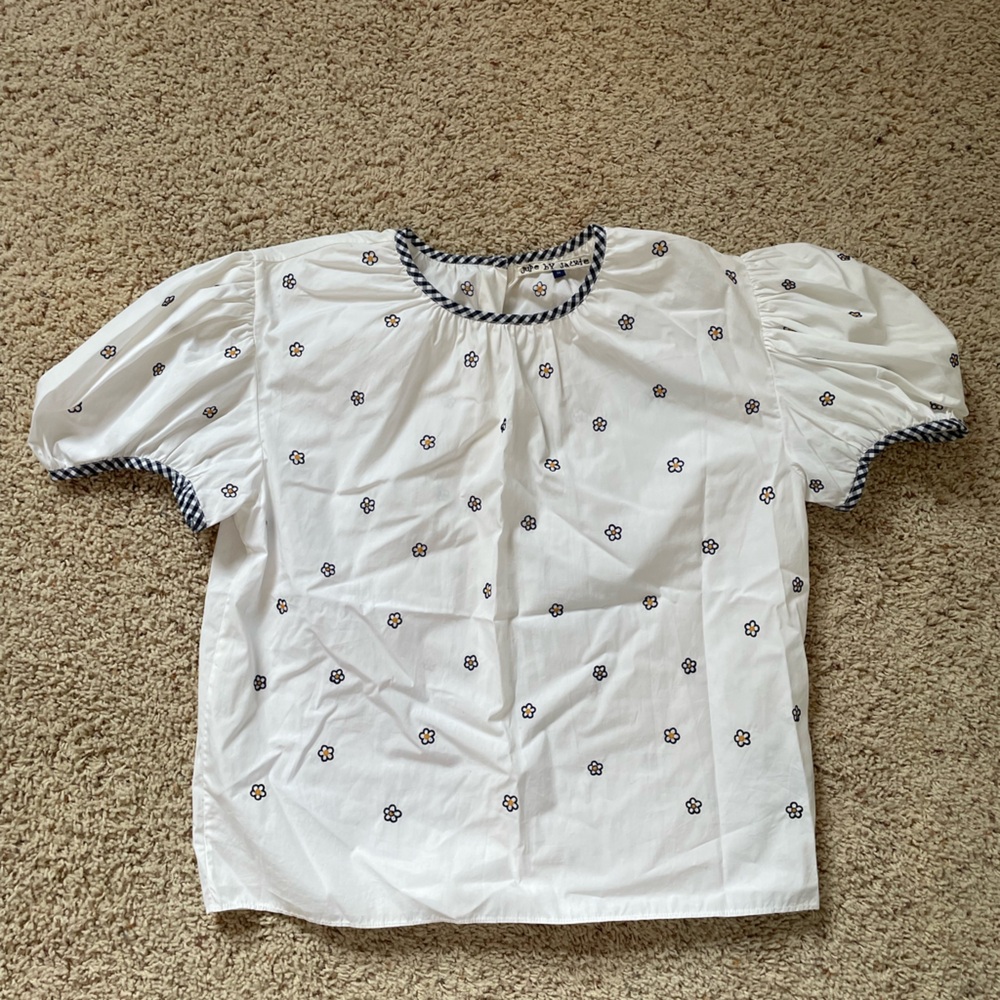 Jupe by Jackie. Elegante white flower top with flower embellishments. Medium